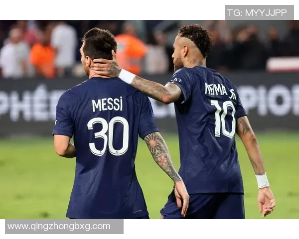 内马尔与众多足球明星同框合影展现足球界的璀璨星光与友谊之情