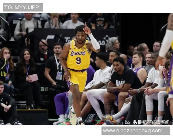 美国篮球明星约翰逊的传奇生涯与对篮球运动的深远影响